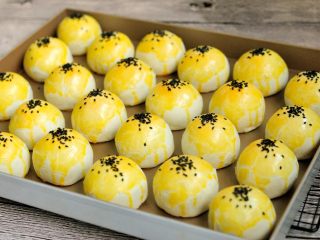 45、经典版蛋黄酥,烤好出炉的蛋黄酥，个个饱满挺拔，颜色金黄，多诱人。