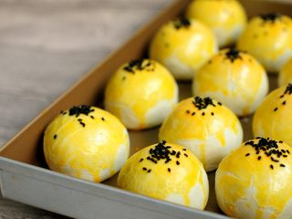 46、经典版蛋黄酥,出炉后可以带烤盘放到烤网上降温，这时候的蛋黄酥温度还是比较高的，手拿会太烫。