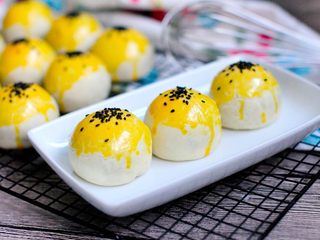 47、经典版蛋黄酥,稍微凉点就可以拿出来放烤网上了，成品蛋黄酥效果是不是很赞？