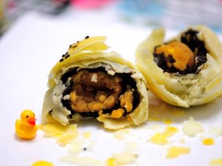 48、经典版蛋黄酥,随便打开一个，看看蛋黄酥的细节，这层次够丰富吧。