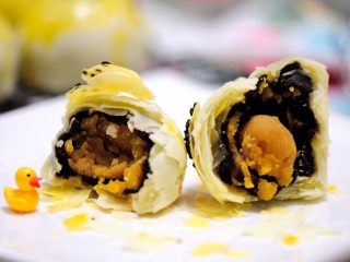 49、经典版蛋黄酥,仅仅是想象一下一口咬下去，层层酥皮在嘴里裂开的感觉，就有种莫名的满足感。