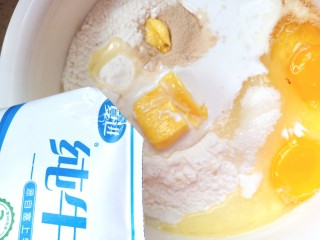 9、蜂蜜大麻花,放入软化的黄油，牛奶，和成面团