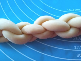 16、蜂蜜大麻花,提起使其卷成大麻花