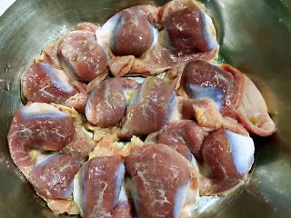 1、蒜苔辣炒鸡胗,在超市买到新鲜的鸡胗处理干净杂质洗净