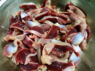 2、蒜苔辣炒鸡胗,鸡胗切成1厘米薄片备用