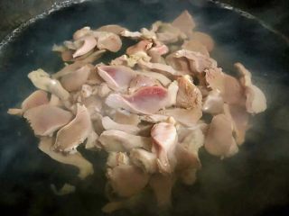 3、蒜苔辣炒鸡胗,锅中烧开水放入料酒和鸡胗焯水去除杂质后立即放入清水中冲凉