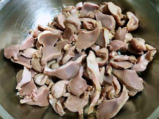 4、蒜苔辣炒鸡胗,沥干水份的鸡胗片备用