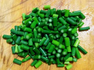 5、蒜苔辣炒鸡胗,蒜苔切成两厘米长的段状