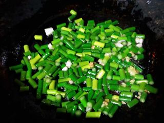 6、蒜苔辣炒鸡胗,锅中倒入适量油加热放入姜爆香再放入蒜苔大火翻炒