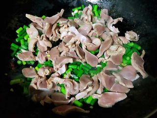 7、蒜苔辣炒鸡胗,炒至蒜苔微微变色放入鸡胗片