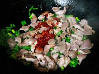 8、蒜苔辣炒鸡胗,放入糖、郫县豆瓣酱大火翻炒均匀