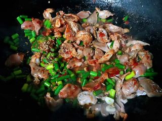 9、蒜苔辣炒鸡胗,撒上孜然粒炒匀