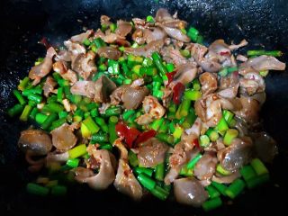 10、蒜苔辣炒鸡胗,所有调味料入味均匀即可出锅享用这道美味不能炒至时间过长影响口感