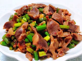 11、蒜苔辣炒鸡胗,美味可口的蒜苔炒鸡胗就大功告成啦装入容器中