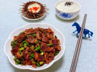 12、蒜苔辣炒鸡胗,下饭菜搭配一碗米饭和海胆蒸蛋羹就美极了