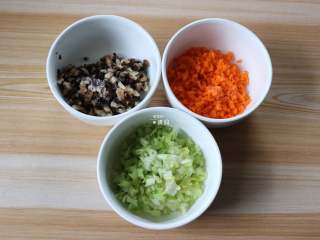 3、四喜蒸饺,香菇、胡萝卜、芹菜里分别撒少许盐搅拌均匀静置十分钟，待出汁后挤掉汁水;