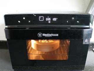 12、四喜蒸饺,将蒸饺放进蒸烤箱，按确定键后烤箱开始工作；