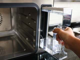 9、四喜蒸饺,将西屋蒸烤箱的水箱里灌上纯净水，再放回原位，这个水箱的最大容量是1450ml；