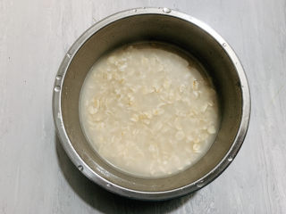 3、牛奶燕麦粥,燕麦可直接加入牛奶中，但是不喜欢过分粘稠的小伙伴，可提前用开水冲泡一下燕麦~然后把水倒掉。