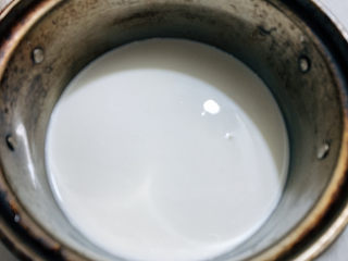 4、牛奶燕麦粥,奶锅中加入一盒牛奶。