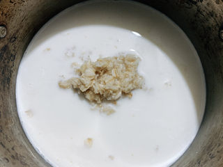 5、牛奶燕麦粥,然后加入燕麦片