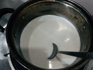 6、牛奶燕麦粥,边煮边搅拌，防止麦片沉底糊锅。