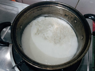 7、牛奶燕麦粥,煮至边缘冒泡