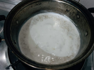 8、牛奶燕麦粥,转小火在沸腾一会，这样燕麦会完全和牛奶融合再一起。