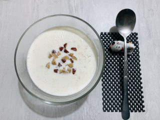 9、牛奶燕麦粥,出锅再加适量的红枣，或者坚果食用