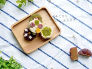 11、好看好玩又好做的颜值担当——桃山皮月饼,如果不喜欢成品桃山皮的味道,可以买牛奶味的桃山皮,然后根据个人喜好加入抹茶粉,可可粉,咖啡粉等天然调味上色的食材揉匀后使用。