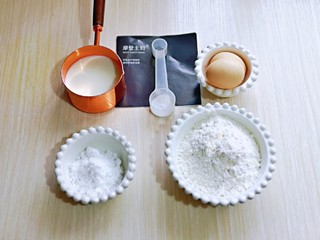 2、无油低脂～奶香松饼,将所有食材按列表称重。