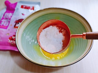 5、无油低脂～奶香松饼,在加入称好的甘汁园糖霜。