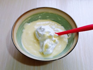 15、无油低脂～奶香松饼,再取三分之一的蛋白霜，继续翻拌均匀。