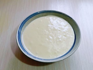 17、无油低脂～奶香松饼,拌好的蛋糕糊，细腻光滑，饱满，轻轻震几下器具，将气泡震出。