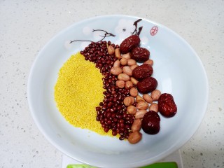1、红豆小米粥,小米 红豆 花生 红枣准备好 