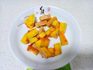 3、红豆小米粥,南瓜洗净切厚片 