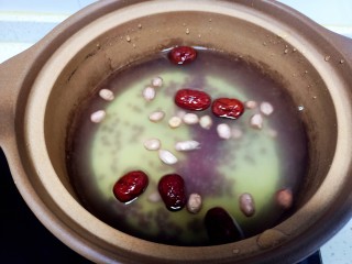 5、红豆小米粥,锅中放入清水花生红豆小米红枣 