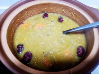 8、红豆小米粥,大火煮开转小火煮 中间要不停的搅拌 