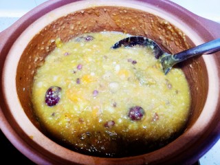 9、红豆小米粥,小火煮60分钟 