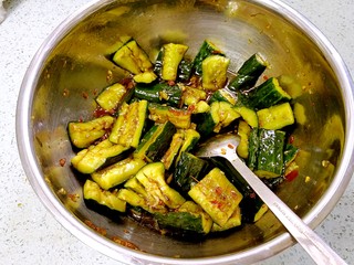 12、清爽拍青瓜,最后再拌匀。