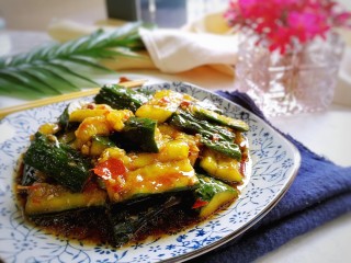 13、清爽拍青瓜,装盘，完成。当然，不装盘直接开吃也可以。