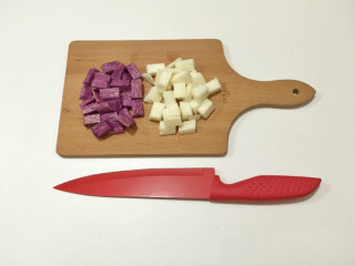 2、双色山药养生羹,将白山药和紫山药洗净，去皮切成小块