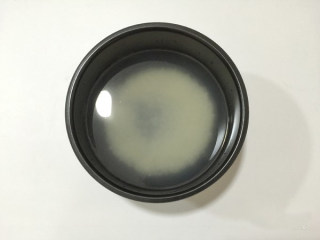 3、双色山药养生羹,大米淘洗干净加水，米与水的比例为1：10