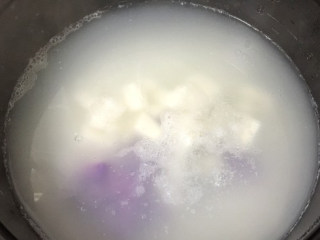 4、双色山药养生羹,使用电饭煲煮粥功能，时长1小时30分钟。大米先煮1小时后，加入两种山药继续煮