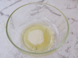 3、鸡蛋小饼干,一次性加入白糖