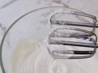 4、鸡蛋小饼干,用电动打蛋器打发至硬性发泡，提起打蛋器有小尖角的状态