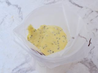 10、鸡蛋小饼干,装入裱花袋