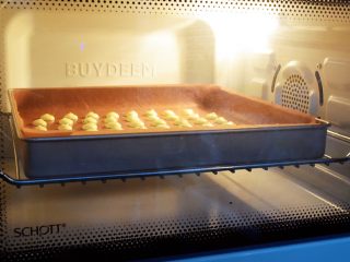 13、鸡蛋小饼干,放入预热好的烤箱，上下火150度，烘烤大约15分钟左右，具体还是以自家烤箱脾气为准，烤的时候要根据挤的面糊大小而调整