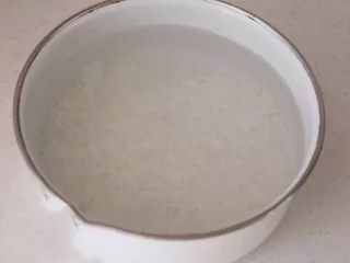 1、胡萝卜肉末粥,大米提前一晚泡好，泡到发白，这样比较容易快点煮熟