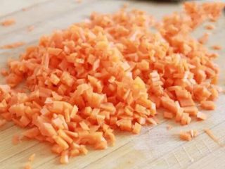 2、胡萝卜肉末粥,胡萝卜洗干净，切成丁